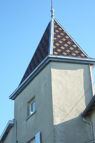 2011-05- (231).JPG - Vereinzelt sieht man auch hier noch die normalerweise im Burgund üblichen bunten Dachziegel